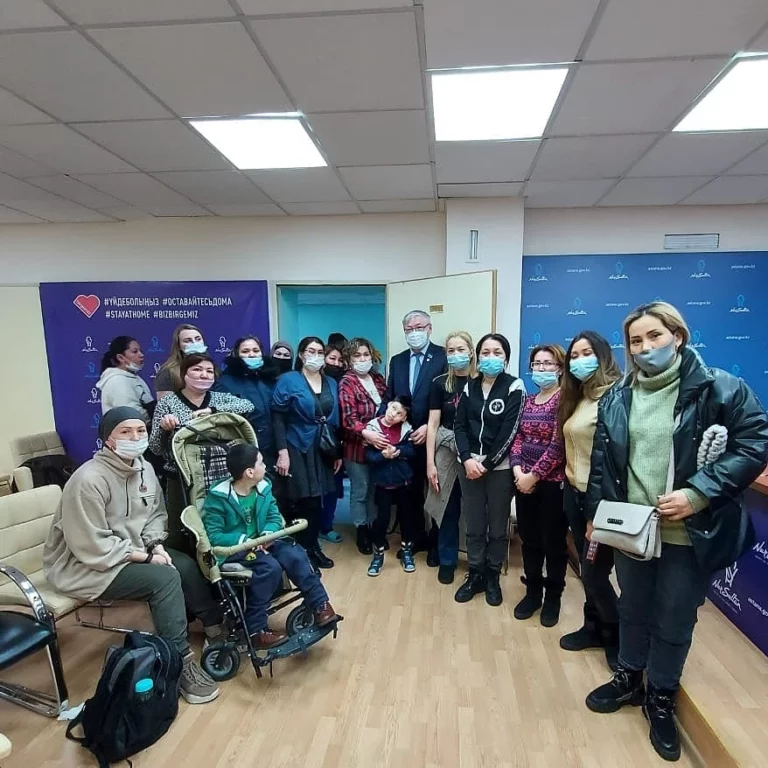 Ночевавших в столичном акимате матерей детей-инвалидов выгнали из здания в связи с карантином - изображение 1