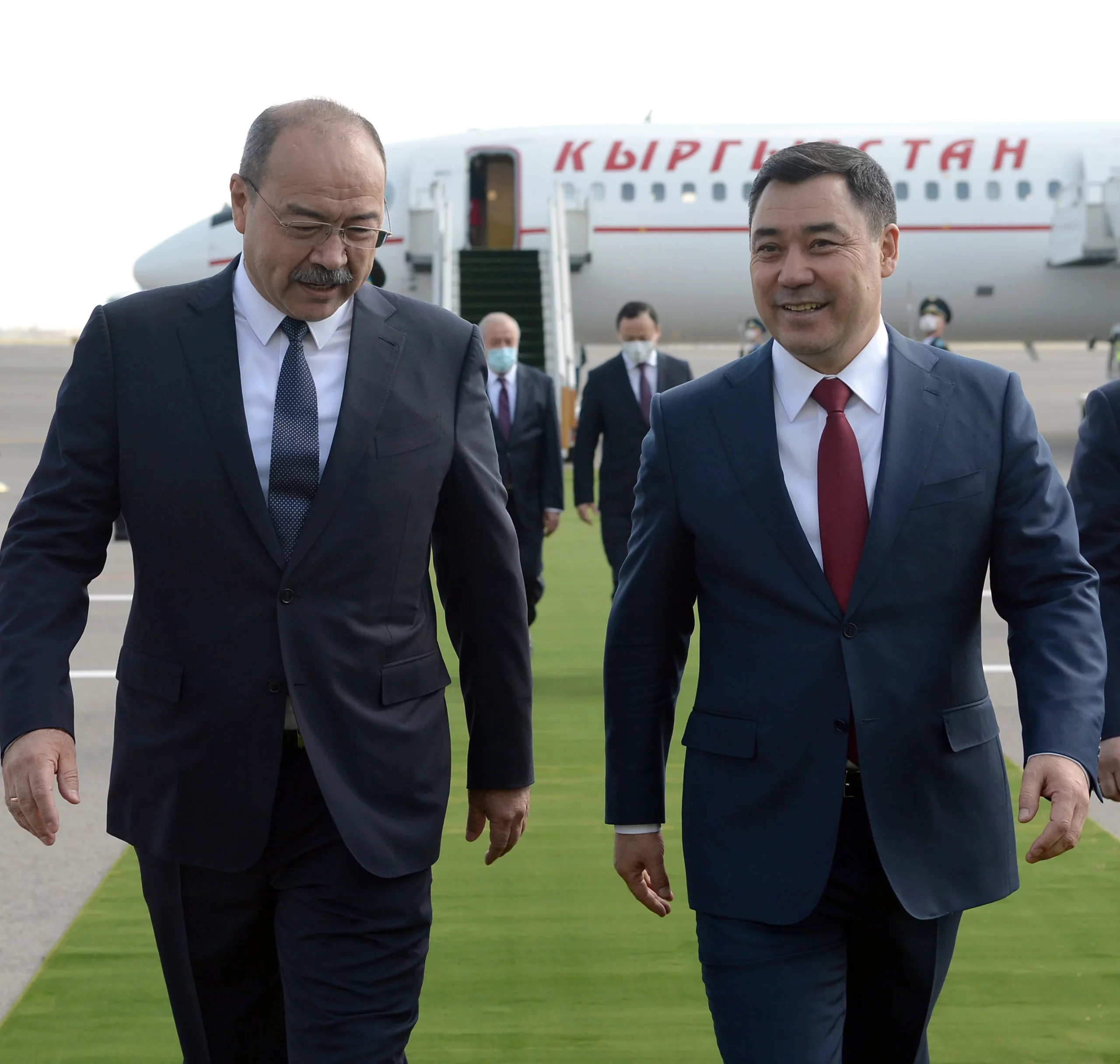 Изображение 1 для Жапаров прибыл с официальным визитом в Узбекистан