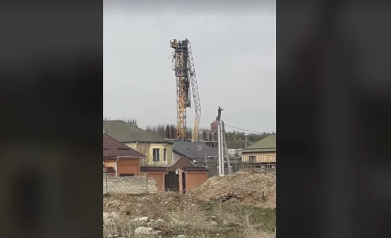 Стрела башенного крана обвалилась в Шымкенте - изображение 1