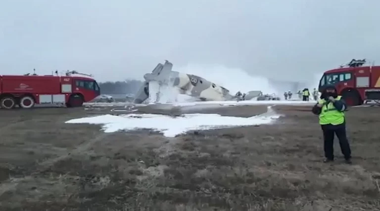 Четыре человека погибли при аварийной посадке военного самолета в Алматы – МЧС - изображение 1