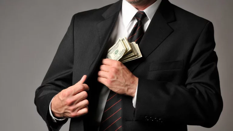 В Кыргызстане ищут мужчину, причастного в выводе из страны 59,5 миллиарда сомов - изображение 1