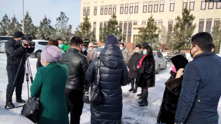 В Шымкенте недовольная молодежь требовала встречи с акимом - изображение 1