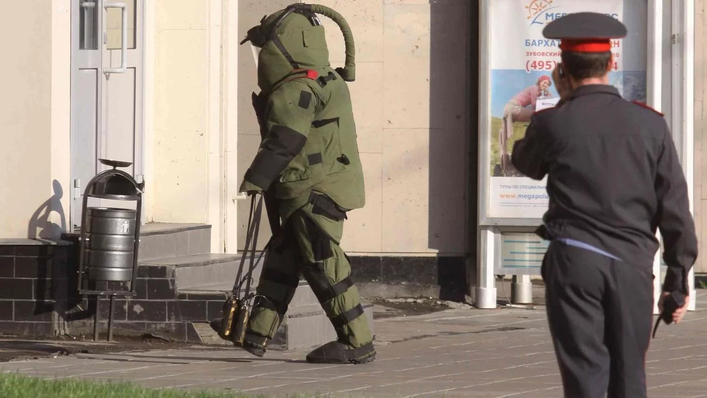 Изображение 1 для Неизвестный угрожает взорвать 34 школы в Алматы