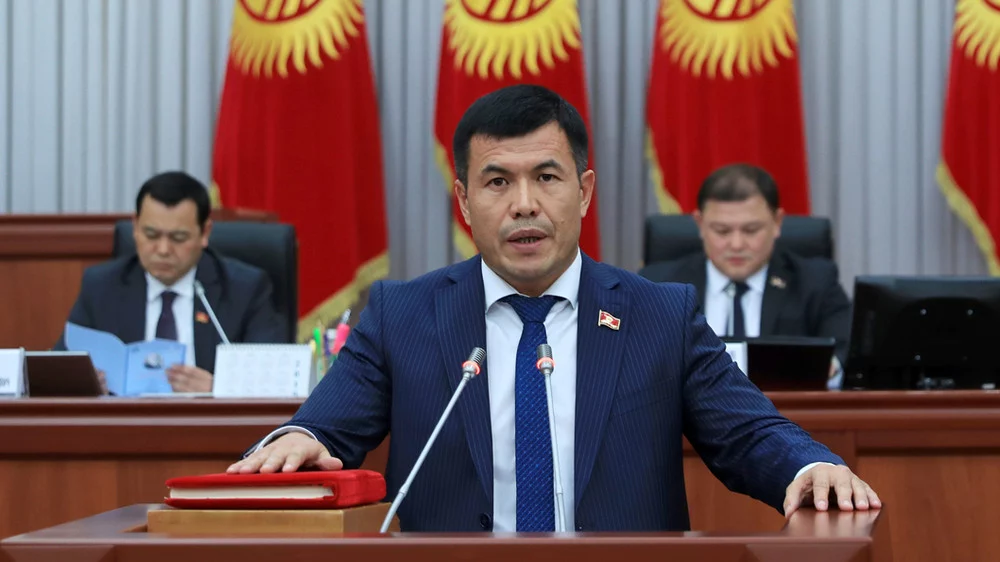 Изображение 1 для Депутат Кыргызстана возмущен беспошлинным вывозом руды в Казахстан