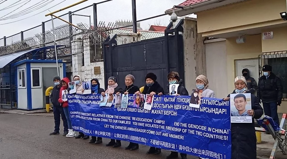 Изображение 1 для Что думают мажилисмены о пикетах перед консульством Китая?