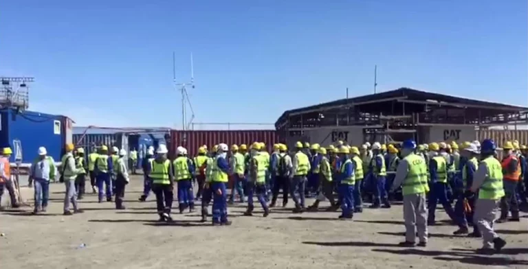 Нефтяники отказываются от вакцинации, боясь потерять надбавки - изображение 1