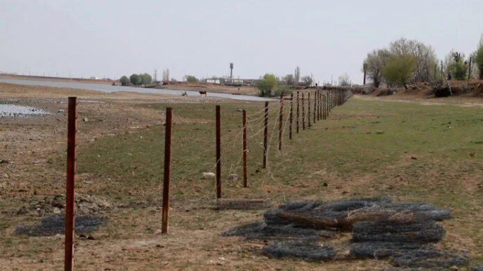 Изображение 1 для В Атырауской области демонтировали пограничное ограждение с Россией