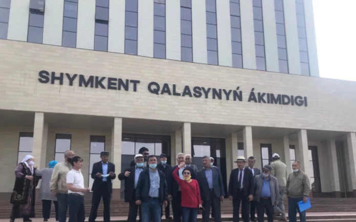 Изображение 1 для Митингующие в Шымкенте требовали отставки Токаева