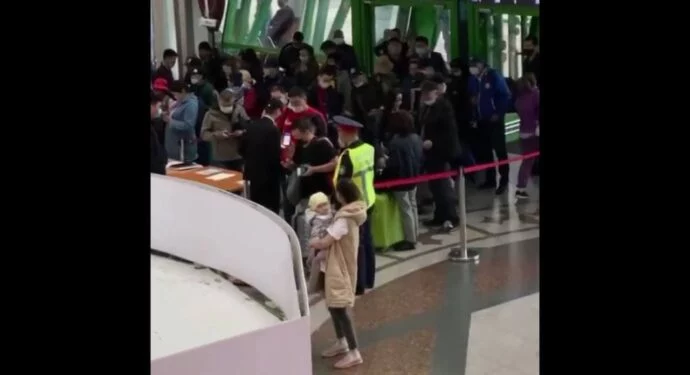 Изображение 1 для Узнать свой статус в приложении Ashyq и перспективу улететь можно лишь в самом аэропорту Нур-Султана