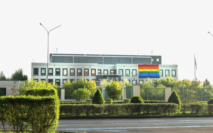 Флаг ЛГБТ вывесили на здании американского посольства - изображение 1
