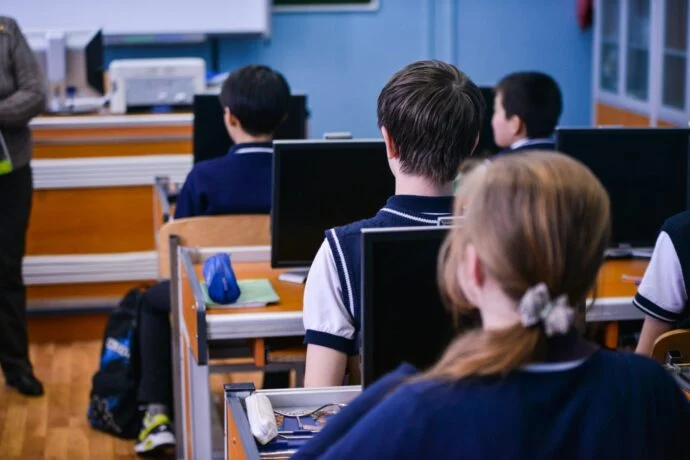 В Казахстане разработан перечень запрещенных к проносу в школу предметов - изображение 1