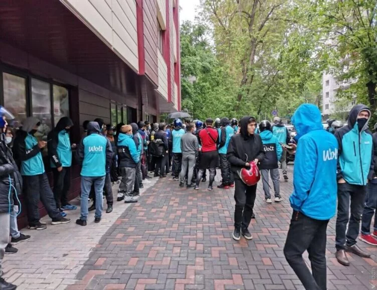 Изображение 1 для Минтруда о забастовке курьеров Wolt: «Вопросы трудовых конфликтов находятся на контроле Администрации президента»