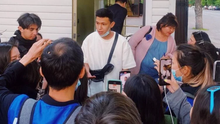 Изображение 1 для Депутаты о преследовании автора паблика QazNews24: «Сатира – это не преступление»