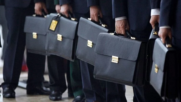 Токаев поручил продолжить работу по сокращению госслужащих - изображение 1