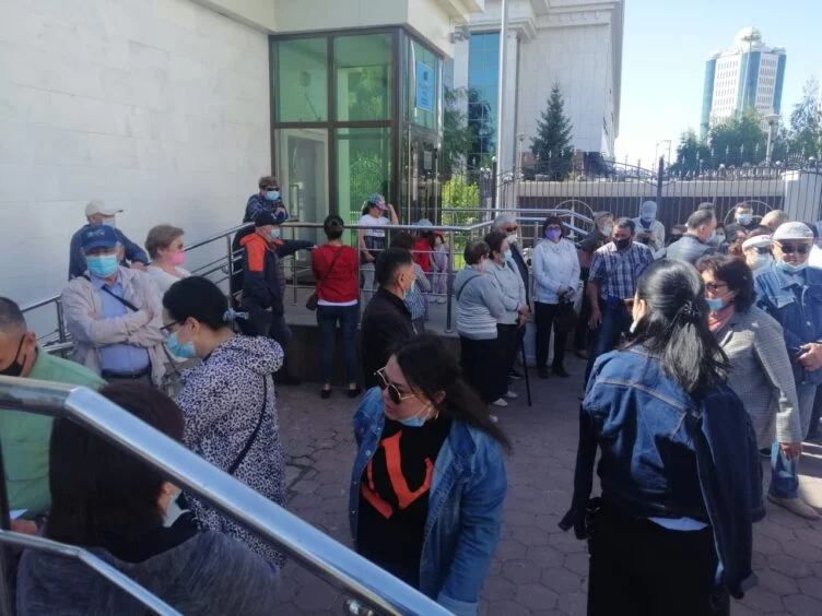 Изображение 1 для Суд Нур-Султана отменил решение первой инстанции после уличного протеста, победители требуют ареста застройщика