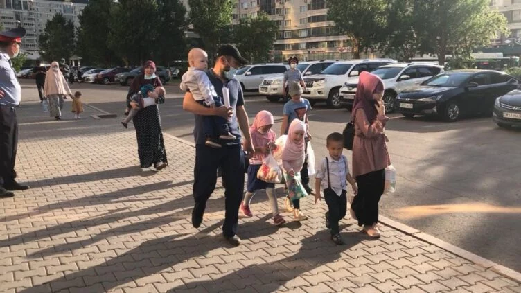 Дети в кеттлинге: переселенцам с юга отказали в предоставлении жилья «по указанию КНБ» - изображение 1