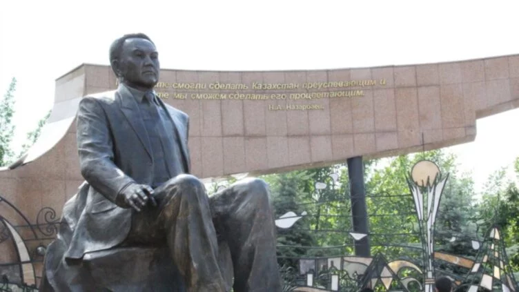 Изображение 1 для Елбасы не понравилась идея установить ему памятник в Туркестане