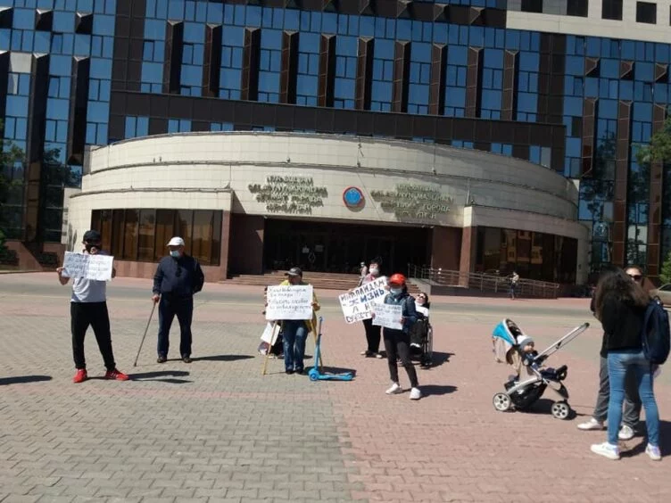 Митинговавшие в Нур-Султане лица с инвалидностью требовали жилья вне очереди и увеличения пособий - изображение 1