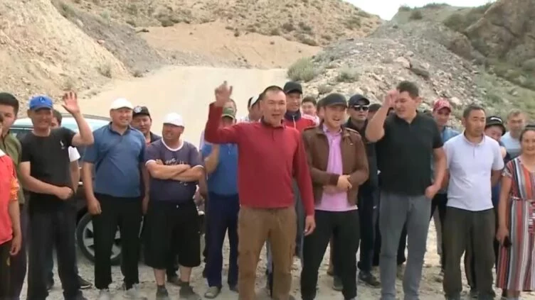 Изображение 1 для Сельчане в Алматинской области перекрыли дорогу для большегрузов