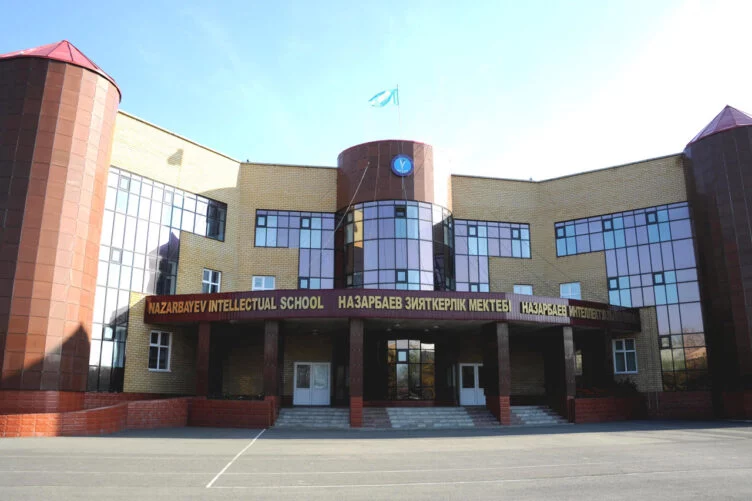 Изображение 1 для Назарбаев школа возместит ущерб ученикам, получившим ожоги глаз во время экзамена