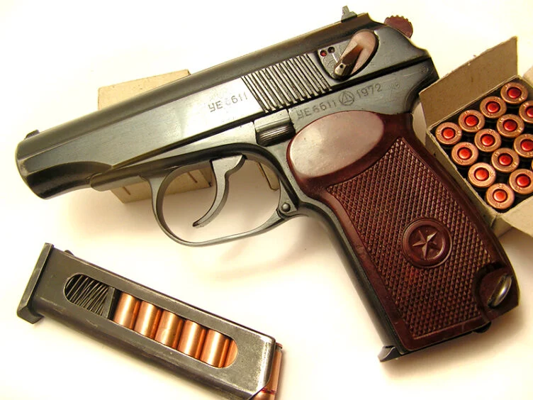 Изображение 1 для Судебным приставам могут запретить пистолеты и электрошокеры