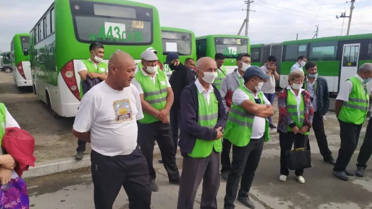 Изображение 1 для Конфликт в ВКО продолжается: в Семее водители автобусов вышли на забастовку
