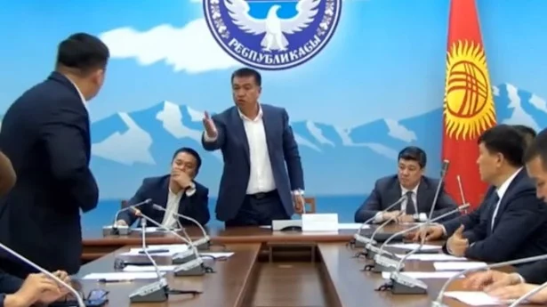 «Не говори мне «Э»: депутаты кыргызского парламента чуть не подрались - изображение 1