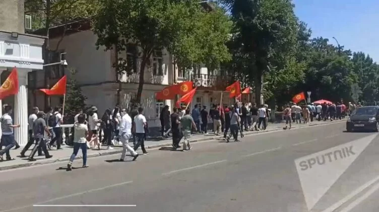 В Бишкеке сторонники арестованного Омурбека Бабанова митингуют у СИЗО ГКНБ - изображение 1