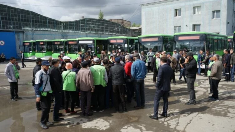 Изображение 1 для На забастовку автопарка в Семее отреагировали в Мажилисе