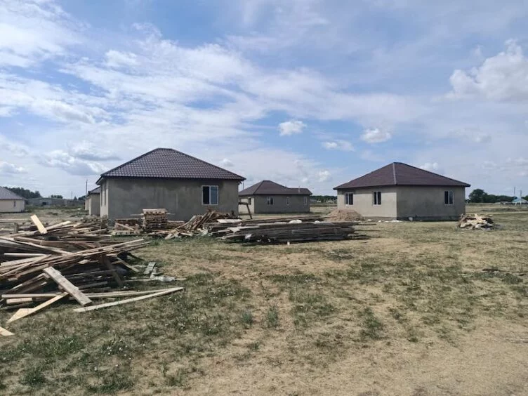 Изображение 1 для «Это называется пускать деньги на ветер», - строители на севере страны устали переделывать дома для переселенцев с юга