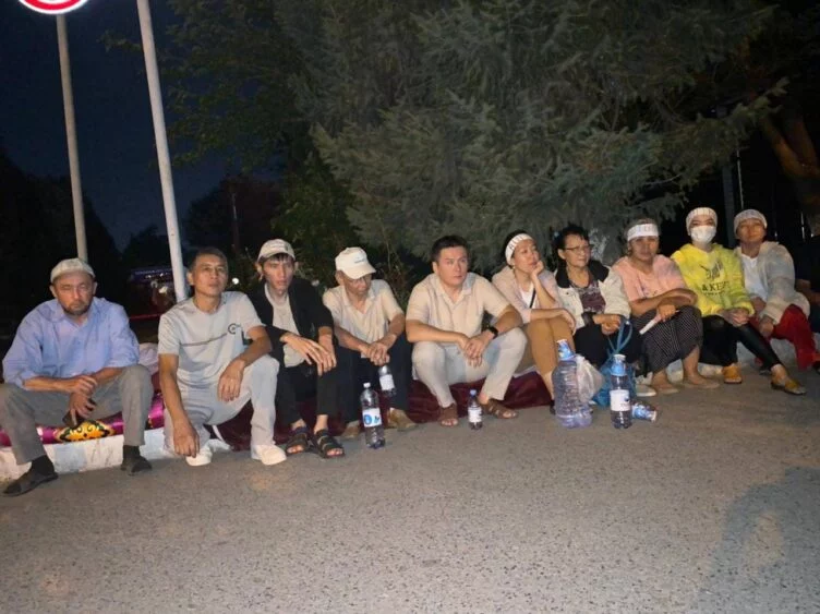 Изображение 2 для Голодовка: активисты ДПК провели ночь у департамента полиции Алматы