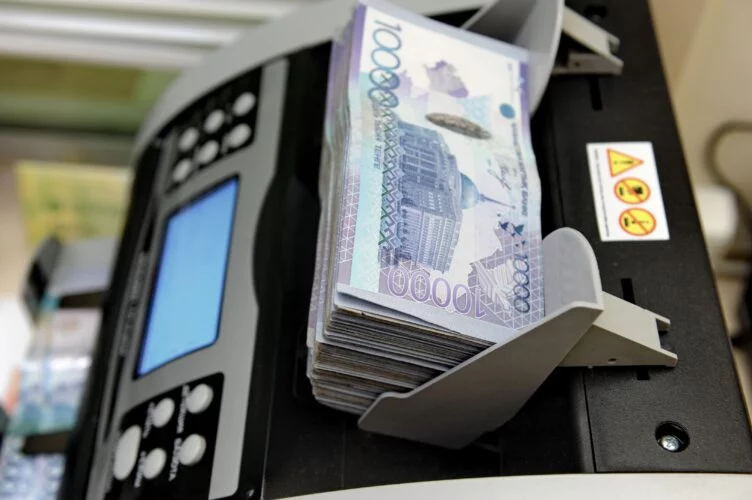 Топ-менеджеры трех банков выплатили себе более 7 миллиардов тенге - изображение 1