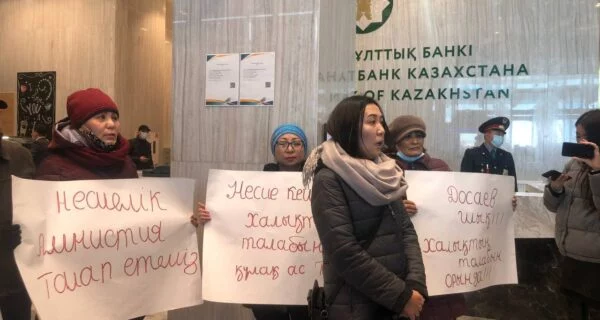 Изображение 1 для Восемь активисток объявили голодовку у здания Нацбанка