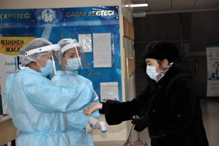 Изображение 1 для В Казахстане за сутки официально зарегистрировали 1707 заболевших