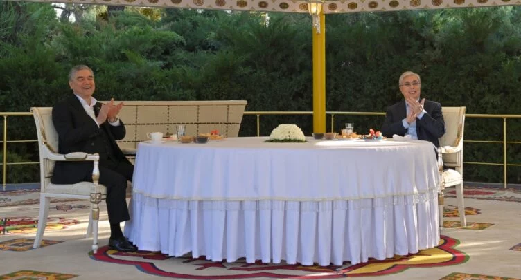 Гурбангулы Бердімұхамедов Тоқаевқа Ахалтеке жылқысын көрсетті - изображение 1