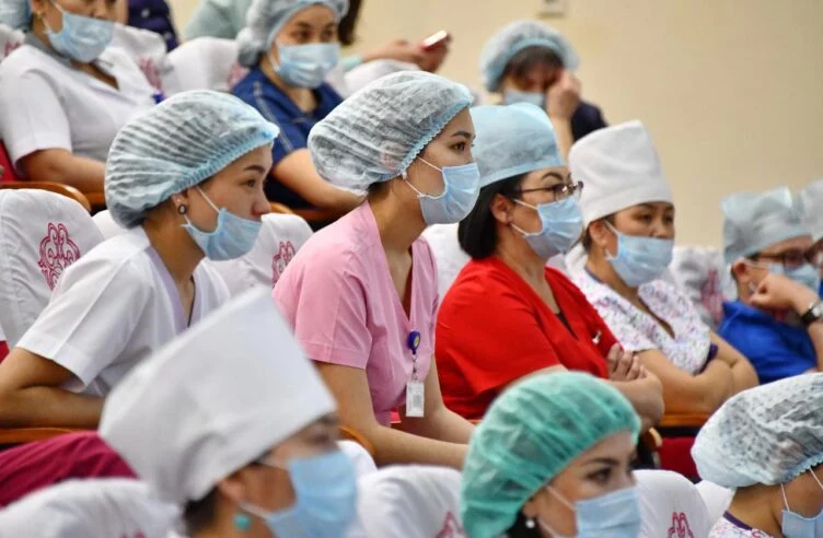 Изображение 1 для Депутат предложил остановить отток медицинских кадров из Казахстана