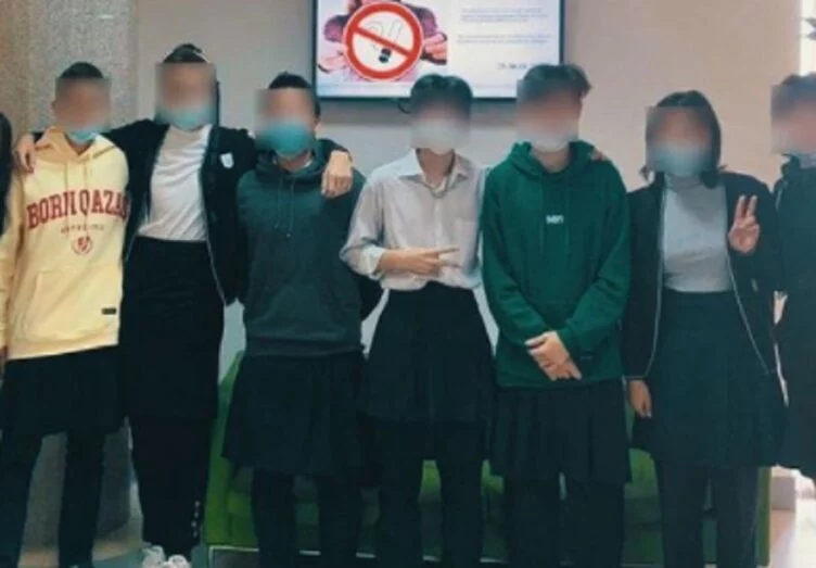 Изображение 1 для Ученики НИШ в Алматы провели акцию протеста после суицида восьмиклассника