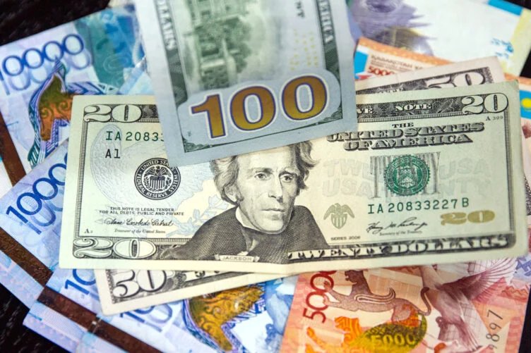 Изображение 1 для Тенге слабеет из-за нефти и доллара