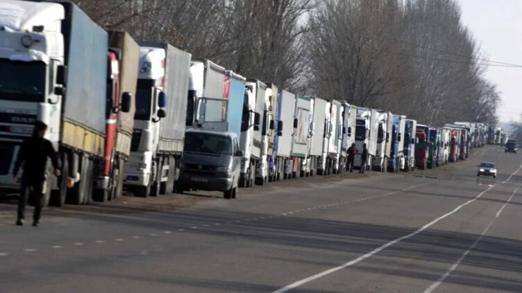 Изображение 1 для Транспортный коллапс: На границе с Китаем и Узбекистаном застряли 10 тысяч машин