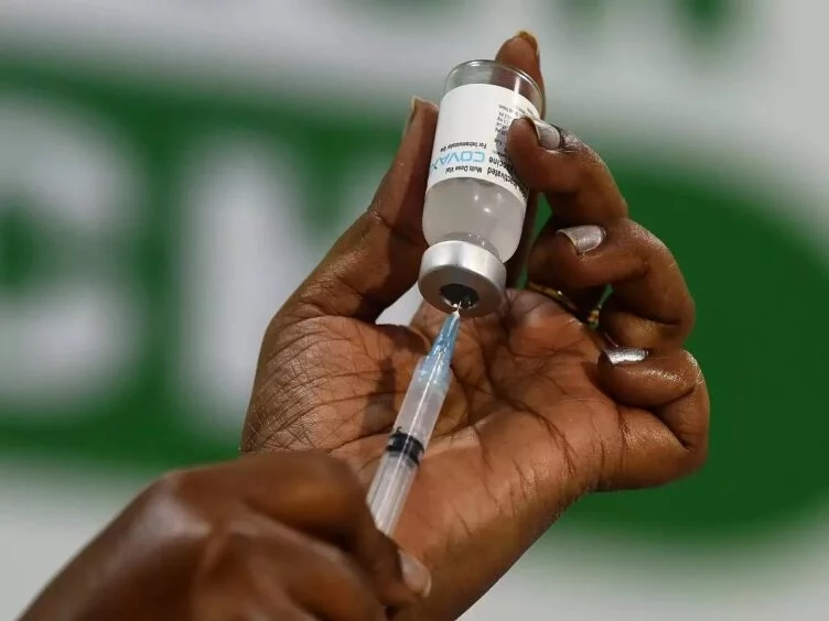 Изображение 1 для ДДСҰ коронавирусқа қарсы тағы бір вакцинаны мақұлдады