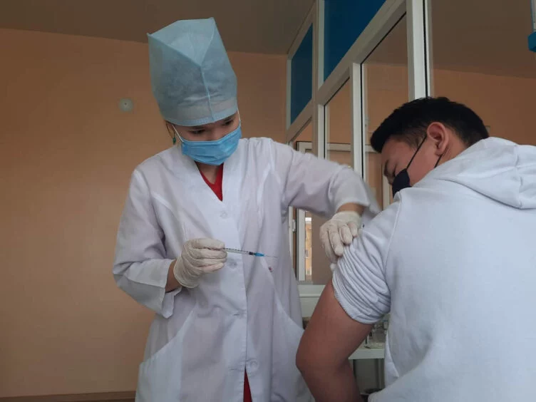 Изображение 1 для В Казахстане вакцину от COVID-19 получили более 20 тыс. подростков