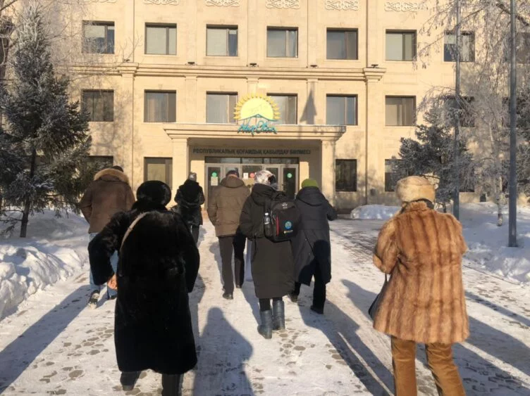 Изображение 3 для «Перед нашим носом дверь захлопнули!»: в двух офисах Nur Otan отказались принимать посетителей из регионов