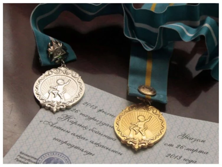 Изображение 1 для «Алтын алқа» және «Күміс алқа» иелеріне мемлекеттік жәрдемақы тағайындау тәртібі жеңілдетілді