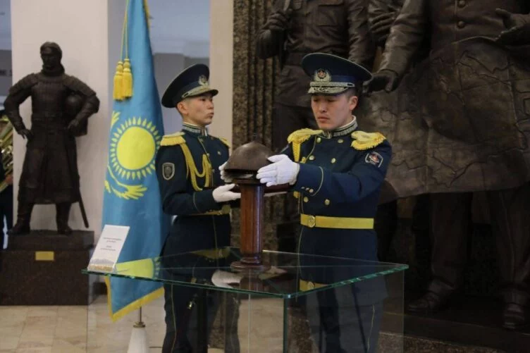 Шлем Богенбай батыра передали его потомки в Военно-исторический музей - изображение 1