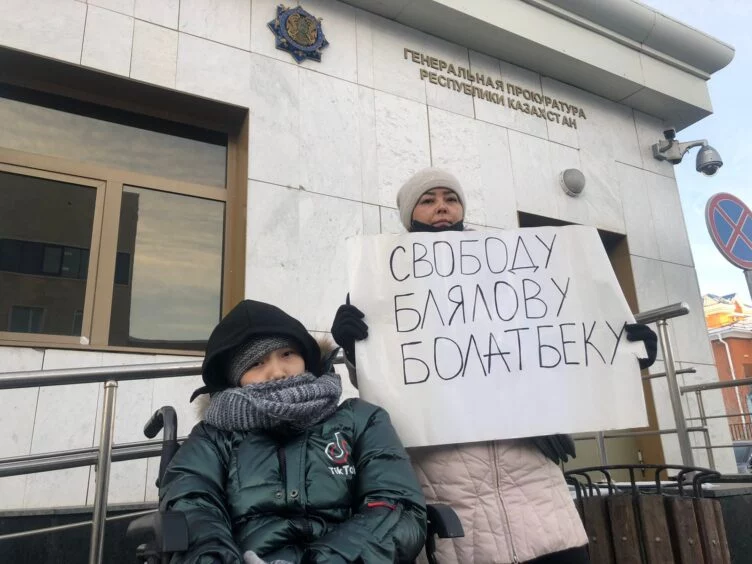 Изображение 1 для Пикет перед Генпрокуратурой устроила жена активиста, арестованного на 15 суток в Нур-Султане