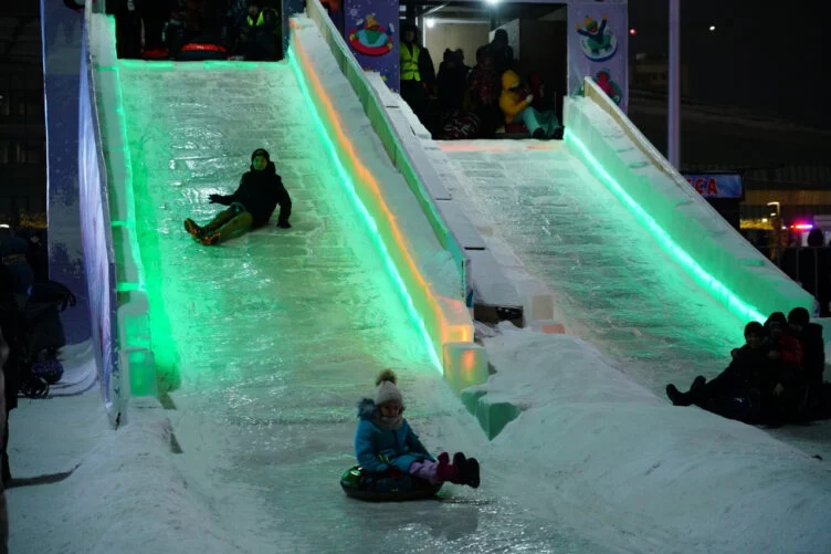 Изображение 1 для Столицу украсили главными атрибутами Нового года