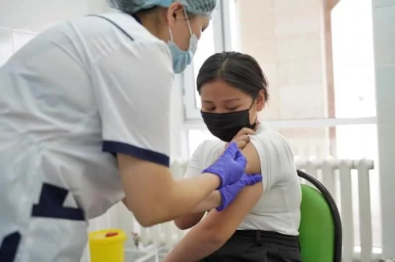 Изображение 1 для Всё больше подростков вакцинируются в Нур-Султане