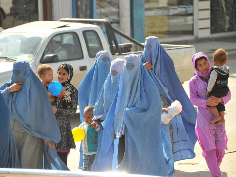 Изображение 1 для Талибандар әйелдерге көлікке хиджабсыз мінуге тыйым салды