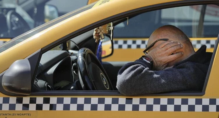 Изображение 1 для Қазақстанда мемлекеттік қызметкерлерге таксиші болуға рұқсат етілді