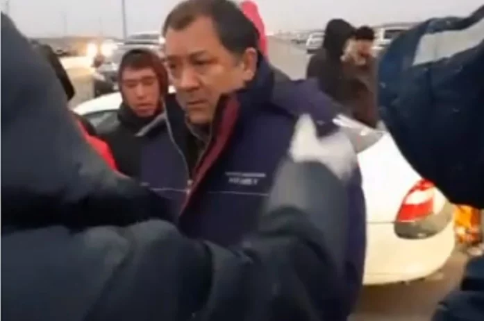 Изображение 1 для Автомобиль акима Мангистау остановили митингующие по дороге из аэропорта